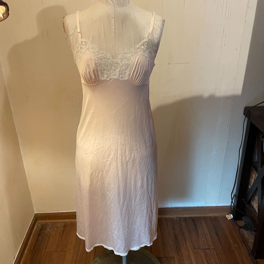 Vintage 80s VASSARETTE Lace Trim Light Pink Nylon MIDI SLIP 34